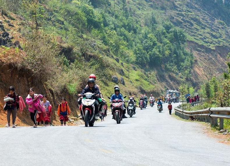"Camino de la Felicidad" da una apariencia hermosa y espaciosa a la Carretera Nacional 4C. "Camino de la Felicidad" da una apariencia hermosa y espaciosa a la Carretera Nacional 4C.
