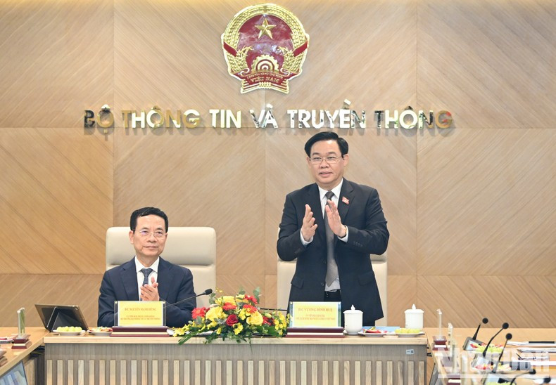 Dinh Hue preside la reunión. Dinh Hue preside la reunión.