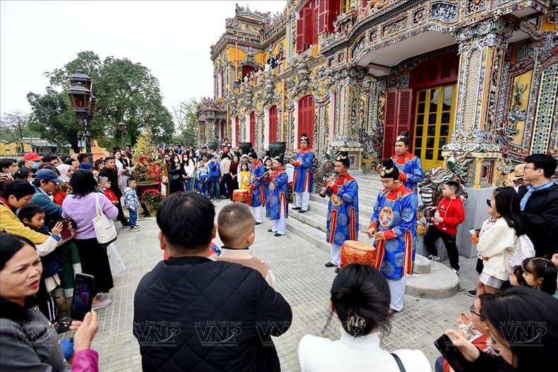 Interpretación de música de la corte real de Hue frente al Palacio Kien Trung. Interpretación de música de la corte real de Hue frente al Palacio Kien Trung.