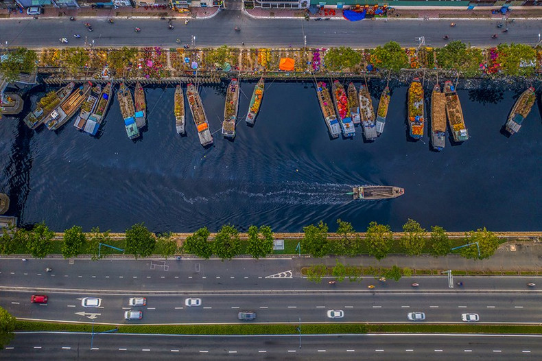 El muelle Binh Dong es uno de los varios muelles importantes en el sistema de canales y zanjas de Ciudad Ho Chi Minh. El muelle Binh Dong es uno de los varios muelles importantes en el sistema de canales y zanjas de Ciudad Ho Chi Minh.