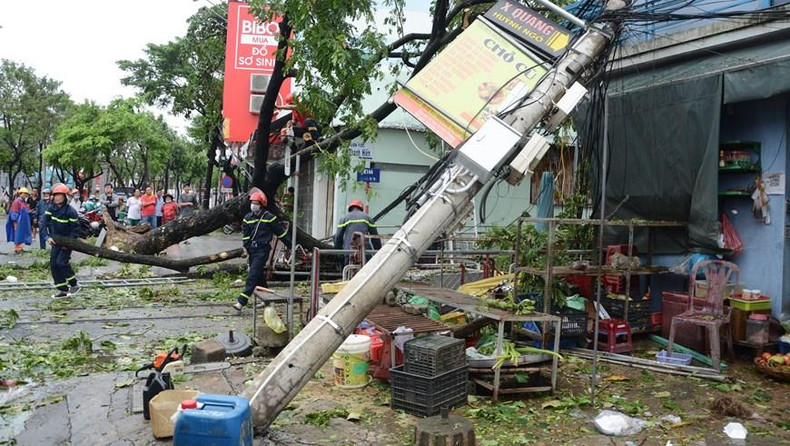 La fuerza policial de prevención y extinción de incendios en el distrito de Hai Chau, en la ciudad de Da Nang, coordina con las unidades relacionadas para manejar los postes eléctricos caídos sobre las casas. (Foto: VNA) La fuerza policial de prevención y extinción de incendios en el distrito de Hai Chau, en la ciudad de Da Nang, coordina con las unidades relacionadas para manejar los postes eléctricos caídos sobre las casas. (Foto: VNA)