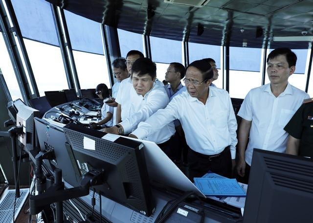 El viceprimer ministro de Vietnam Le Van Thanh, observa toda la zona del aeropuerto internacional de Noi Bai. (Foto: VGP) El viceprimer ministro de Vietnam Le Van Thanh, observa toda la zona del aeropuerto internacional de Noi Bai. (Foto: VGP)