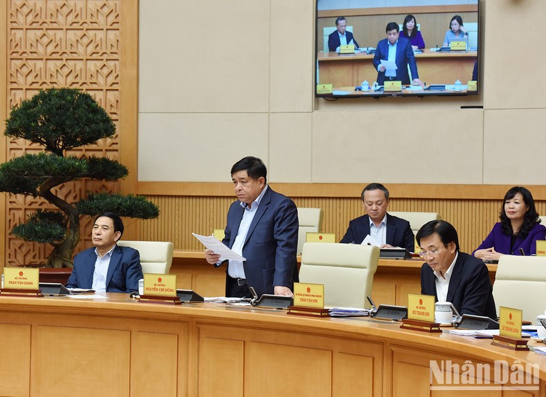 El ministro de Planificación e Inversión, Nguyen Chi Dung, presenta un informe sobre la situación socioeconómica.