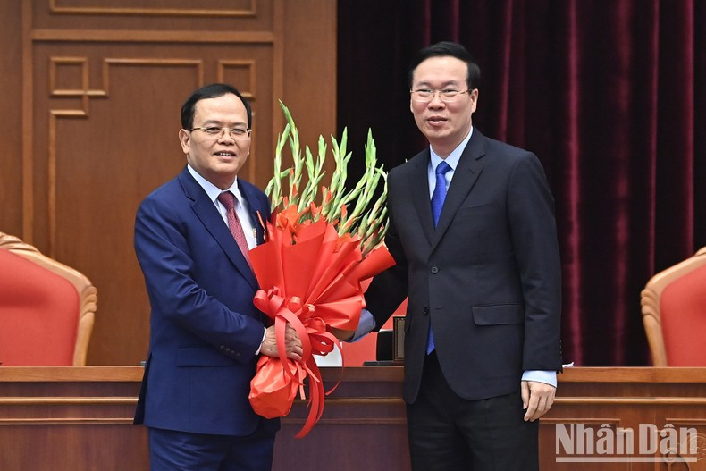 Van Thuong felicita al compañero Ngo Van Du. Van Thuong felicita al compañero Ngo Van Du.