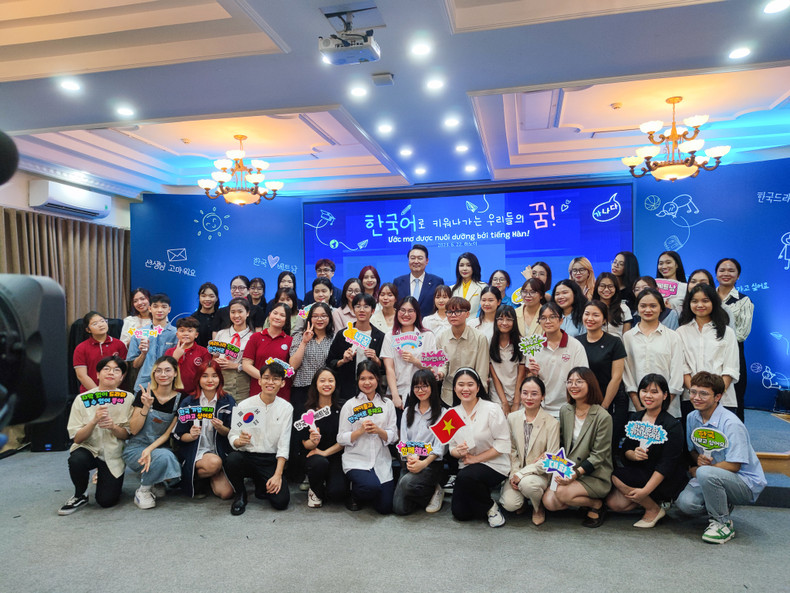 El presidente surcoreano, Yoon Suk Yeol, y estudiantes de la VNU (Foto: VNU) El presidente surcoreano, Yoon Suk Yeol, y estudiantes de la VNU (Foto: VNU)