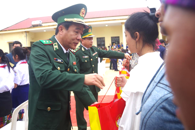 El teniente general Le Duc Thai, miembro del Comité Central del PCV y de la Comisión Militar Central y comandante de la Guardia Fronteriza, entrega obsequios a estudiantes en la comuna de Dan Hoa, distrito de Minh Hoa, provincia de Quang Binh. El teniente general Le Duc Thai, miembro del Comité Central del PCV y de la Comisión Militar Central y comandante de la Guardia Fronteriza, entrega obsequios a estudiantes en la comuna de Dan Hoa, distrito de Minh Hoa, provincia de Quang Binh.