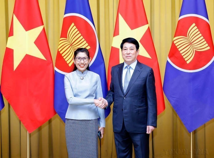 La tarde del 19 de febrero de 2025, en el Palacio Presidencial, el presidente de Vietnam, Luong Cuong, recibe al embajador de Tailandia en Vietnam, Urawadee Sriphiromya.