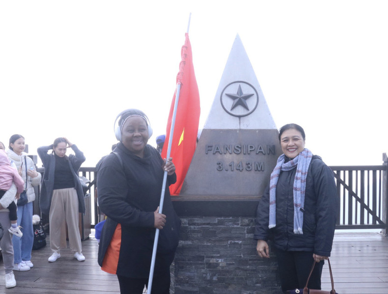 Vuyiswa Tulelo, embajadora de la República de Sudáfrica (izquierda), y la jefa de VUFO, Nguyen Phuong Nga. Vuyiswa Tulelo, embajadora de la República de Sudáfrica (izquierda), y la jefa de VUFO, Nguyen Phuong Nga.