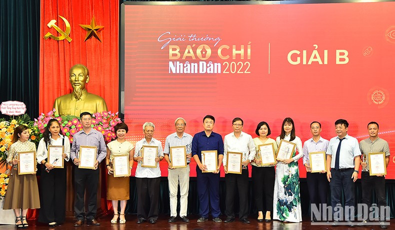 Que Dinh Nguyen, subredactor jefe de Nhan Dan, otorga el premio B a los ganadores.