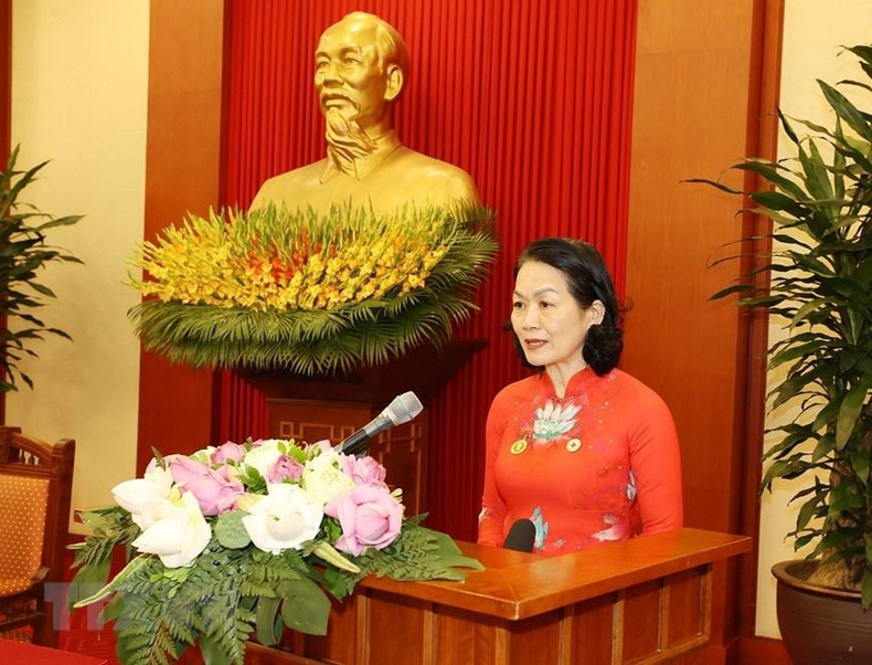 La presidenta de la Cruz Roja de Vietnam, Bui Thi Hoa, presenta un informe.