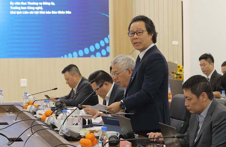 Vu Mai Hoang, jefe de la Redacción de Tecnología, del periódico Nhan Dan, en la cita. Vu Mai Hoang, jefe de la Redacción de Tecnología, del periódico Nhan Dan, en la cita.