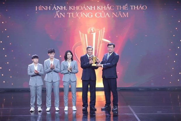 El Comité Organizador otorga la Copa de la Victoria en la categoría de momento deportivo impresionante del año a la selección femenina de fútbol de Vietnam. (Foto: VNA) El Comité Organizador otorga la Copa de la Victoria en la categoría de momento deportivo impresionante del año a la selección femenina de fútbol de Vietnam. (Foto: VNA)