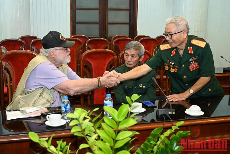 Apretón de manos de dos soldados.