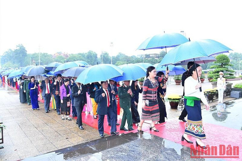 Algunos delegados de las etnias minoritarias en el evento. Algunos delegados de las etnias minoritarias en el evento.
