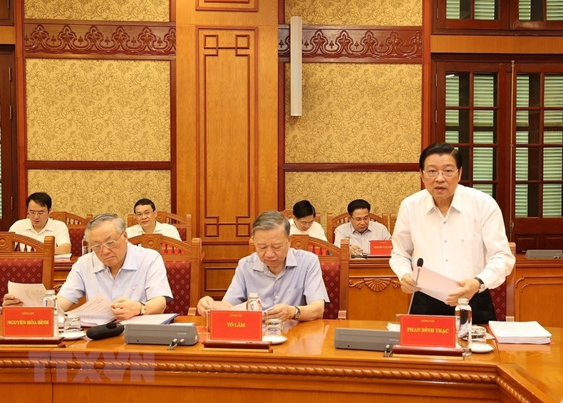 Phan Dinh Trac, miembro del Buró Político y el Secretariado del Comité Central del Partido y jefe de su Comisión de Asuntos Internos, interviene en la reunión. Es también subjefe permanente del citado Comité Directivo.