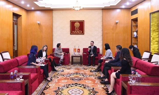 El rector de la Universidad de Hanói, Nguyen Van Trao, y el decano del Departamento de Español, sostuvo un encuentro de trabajo con la embajadora de España en Vietnam, Pilar Méndez Jiménez. (Foto: VNA)