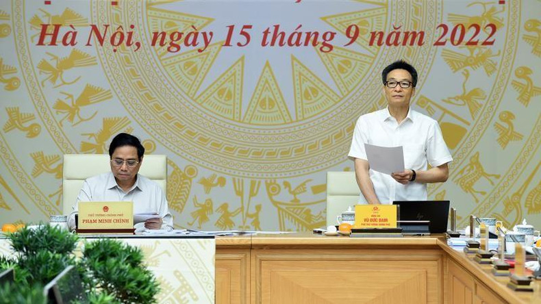 El viceprimer ministro Vu Duc Dam interviene en la conferencia.