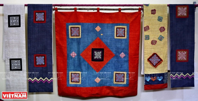 Varios productos de la aldea de tejido de Lung Tam. Varios productos de la aldea de tejido de Lung Tam.