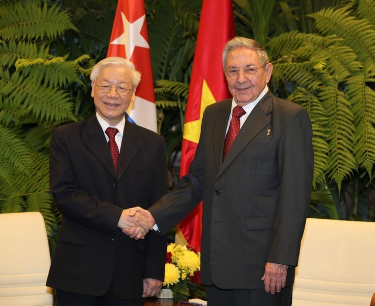 El primer secretario del Comité Central del Partido Comunista de Cuba y presidente de los Consejos de Estado y de Ministros, Raúl Castro Ruz, recibe al secretario general Nguyen Phu Trong, durante su visita al país caribeño, el 29 de marzo de 2018 en La Habana. Foto: Tri Dung - VNA