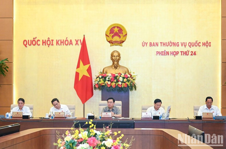 El titular del Parlamento, Vuong Dinh Hue, y los vicepresidentes legislativos en la cita. El titular del Parlamento, Vuong Dinh Hue, y los vicepresidentes legislativos en la cita.