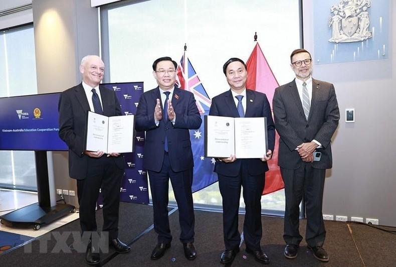 Dinh Hue presencia el intercambio de memorandos de entendimiento entre universidades australianas y vietnamitas. Dinh Hue presencia el intercambio de memorandos de entendimiento entre universidades australianas y vietnamitas.