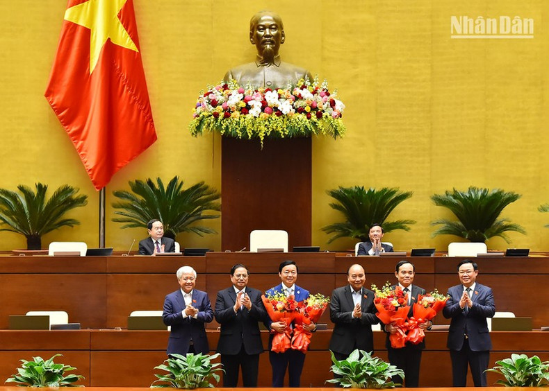 El presidente Nguyen Xuan Phuc, el primer ministro Pham Minh Chinh, el presidente de la Asamblea Nacional Vuong Dinh Hue, el presidente del Comité Central del Frente de la Patria, Do Van Chien, felicitan a los dos nuevos vicejefes de Gobierno Tran Hong Ha y Tran Luu Quang.
