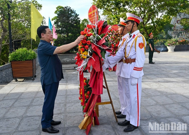 Dinh Hue ofrece flores en homenaje a héroes y mártires de guerra. Dinh Hue ofrece flores en homenaje a héroes y mártires de guerra.