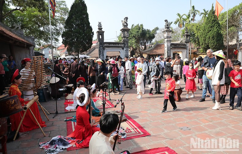 El evento se llevó a cabo para presentar los rasgos culturales, en especial las costumbres tradicionales de los vietnamitas por el Tet a embajadores, diplomáticos y visitantes internacionales. El evento se llevó a cabo para presentar los rasgos culturales, en especial las costumbres tradicionales de los vietnamitas por el Tet a embajadores, diplomáticos y visitantes internacionales.