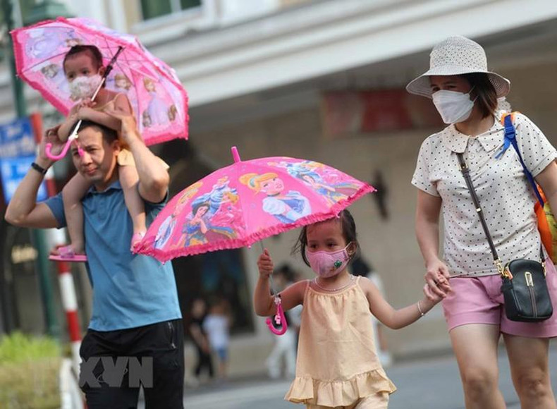 El espacio alrededor del lago Hoan Kiem es un lugar ideal para que las familias pasen las vacaciones en la capital. El espacio alrededor del lago Hoan Kiem es un lugar ideal para que las familias pasen las vacaciones en la capital.