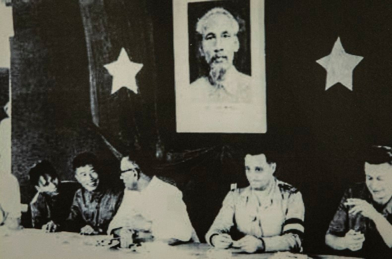 Pham Hung, vicesecretario del Comité Central del Departamento de la región Sur (tercero desde la izquierda) recibe a la Comisión Internacional de Supervisión y Control. Pham Hung, vicesecretario del Comité Central del Departamento de la región Sur (tercero desde la izquierda) recibe a la Comisión Internacional de Supervisión y Control.