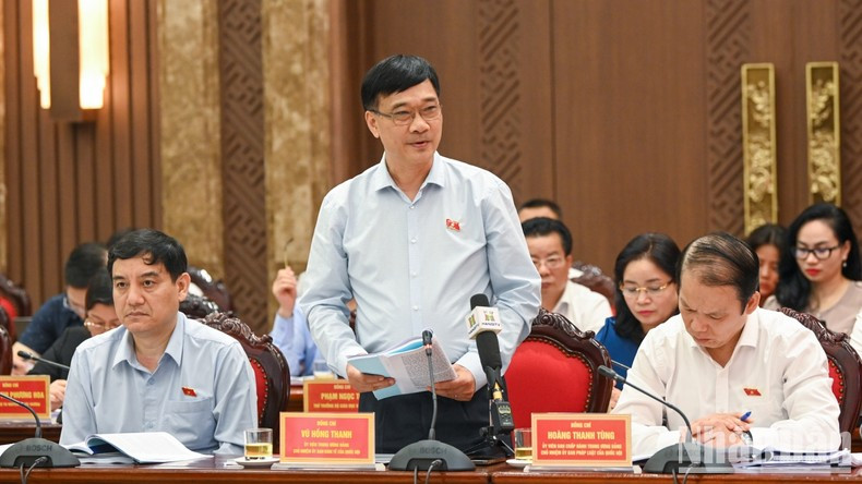 El jefe de la Comisión de Asuntos Económicos del Parlamento, Vu Hong Thanh, en la reunión. El jefe de la Comisión de Asuntos Económicos del Parlamento, Vu Hong Thanh, en la reunión.