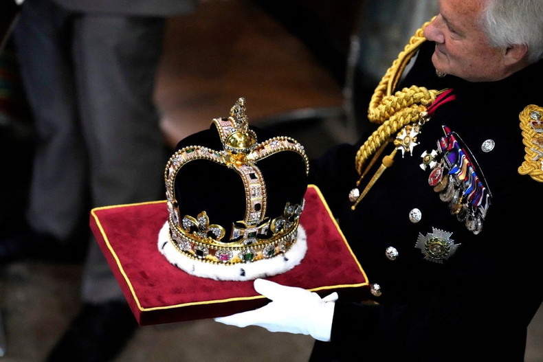 La Corona de San Eduardo, de 360 años de antigüedad y de alrededor de 2,2 kilogramo de peso, está formada por un marco de oro macizo engastado con piedras preciosas que se colocan en un gorro de terciopelo y una banda de piel de armiño. La corona ha estado en uso desde la coronación del rey Carlos II en 1661. La Corona de San Eduardo, de 360 años de antigüedad y de alrededor de 2,2 kilogramo de peso, está formada por un marco de oro macizo engastado con piedras preciosas que se colocan en un gorro de terciopelo y una banda de piel de armiño. La corona ha estado en uso desde la coronación del rey Carlos II en 1661.