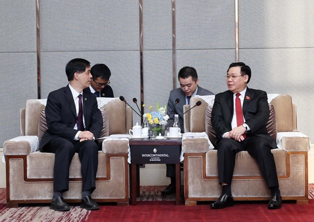 El presidente de la Asamblea Nacional de Vietnam, Vuong Dinh Hue, recibe al director general de la empresa de correos de Yunnan, Yan Ming. (Foto: VNA)