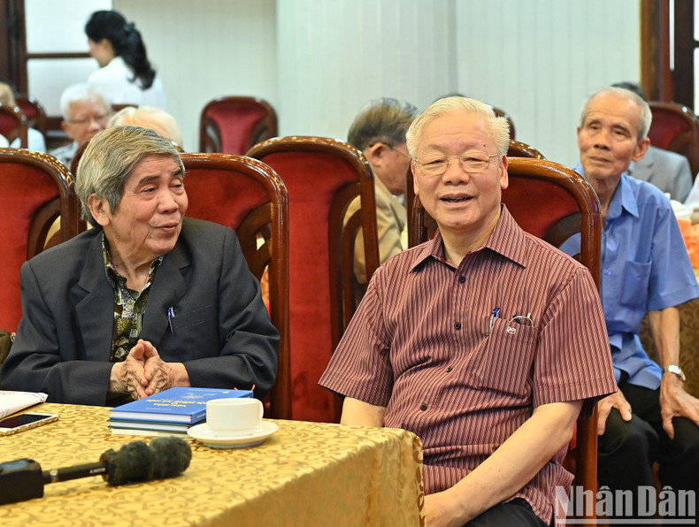 El secretario general Nguyen Phu Trong y el profesor Ha Minh Duc en la cita. El secretario general Nguyen Phu Trong y el profesor Ha Minh Duc en la cita.