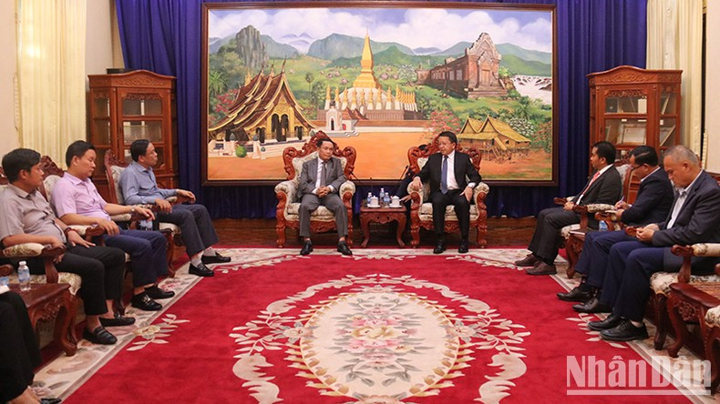 El viceministro de Información, Cultura y Turismo de Laos Vansy Kuamua recibe a la delegación de la Asociación de Periodistas de Vietnam. El viceministro de Información, Cultura y Turismo de Laos Vansy Kuamua recibe a la delegación de la Asociación de Periodistas de Vietnam.