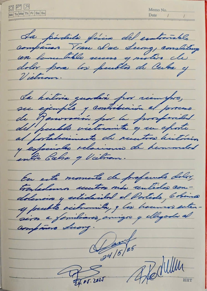 El máximo dirigente cubano deja su valoración en el libro de condolencias en memoria del expresidente vietnamita Tran Duc Luong