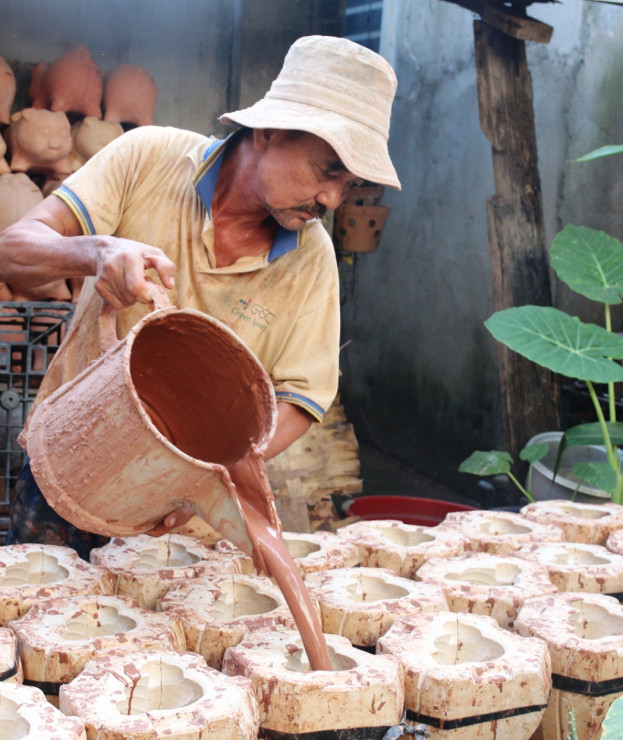 Después de mezclar la arcilla, la verterán en un molde para darle forma a la mascota.