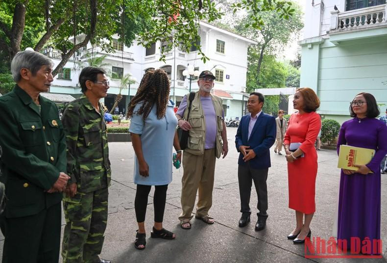 El redactor subjefe del diario Nhan Dan Dinh Nhu Hoan conversa con Steve Edmunds y los delegados.