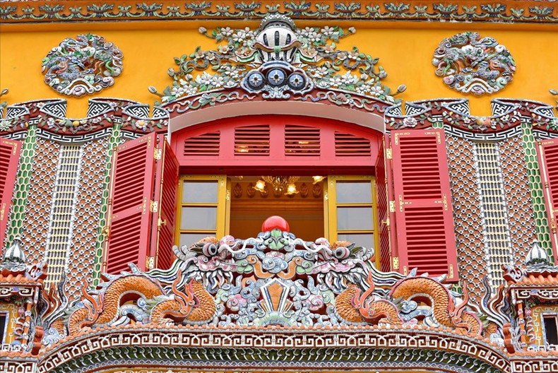 Marco de puerta arqueado de estilo europeo combinado con el arte del mosaico de cerámica real de Hue. Marco de puerta arqueado de estilo europeo combinado con el arte del mosaico de cerámica real de Hue.