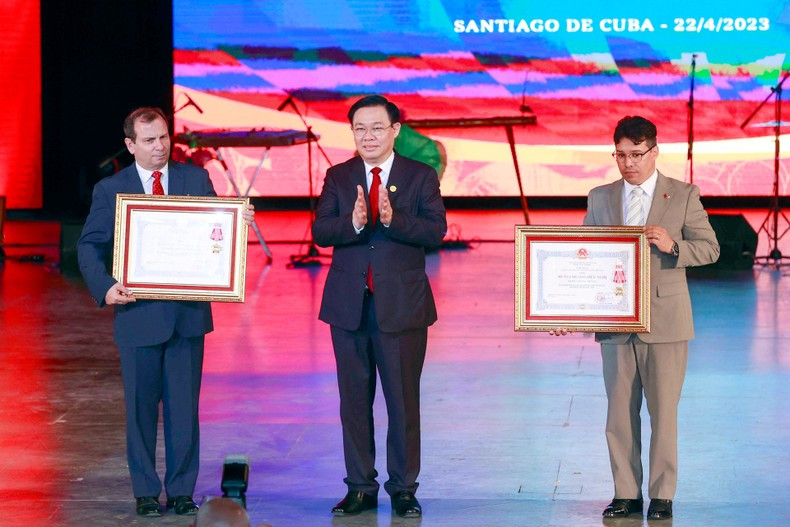 Dinh Hue otorga la Orden de Amistad a dos personas con logros destacados del Instituto Cubano de Amistad con los Pueblos y la Asociación de Amistad Cuba-Vietnam.