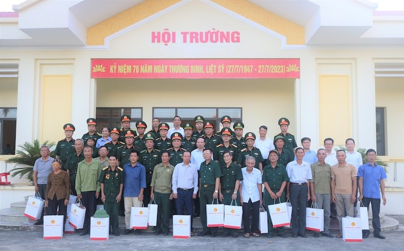 La entrega de obsequios a las familias beneficiarias de las políticas sociales en la ciudad de Mong Cai. La entrega de obsequios a las familias beneficiarias de las políticas sociales en la ciudad de Mong Cai.