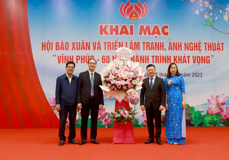 Quoc Minh entrega flores para felicitar a la Asociación de Periodistas de Vietnam en la provincia de Vinh Phuc.