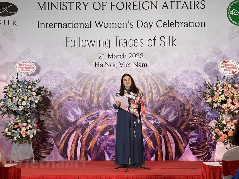 Elisa Fernández Sáenz, representante en Vietnam de la Agencia de la ONU para la Igualdad de Género y el Empoderamiento de la Mujer (ONU Mujeres), expresó el deseo de que la industria de la seda de Vietnam continúe allanando el camino para la igualdad de género y la prosperidad para todos. Elisa Fernández Sáenz, representante en Vietnam de la Agencia de la ONU para la Igualdad de Género y el Empoderamiento de la Mujer (ONU Mujeres), expresó el deseo de que la industria de la seda de Vietnam continúe allanando el camino para la igualdad de género y la prosperidad para todos.