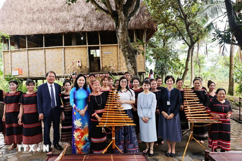 Se toman una foto con miembros del grupo étnico Xo Dang. Se toman una foto con miembros del grupo étnico Xo Dang.