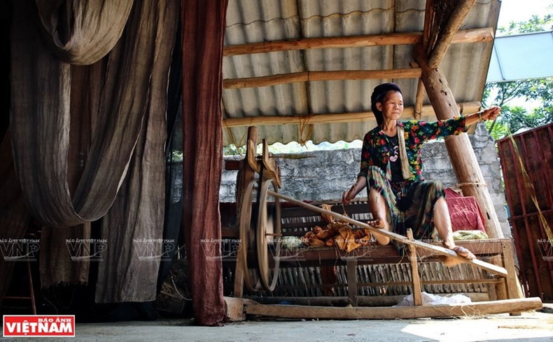 La gente hmong en Lung Tam prefiere el lino al algodón, al considerar que esa fibra es más fuerte. Además, espiritualmente, conciben que el lino es el puente de conexión entre los humanos y el mundo espiritual. La gente hmong en Lung Tam prefiere el lino al algodón, al considerar que esa fibra es más fuerte. Además, espiritualmente, conciben que el lino es el puente de conexión entre los humanos y el mundo espiritual.