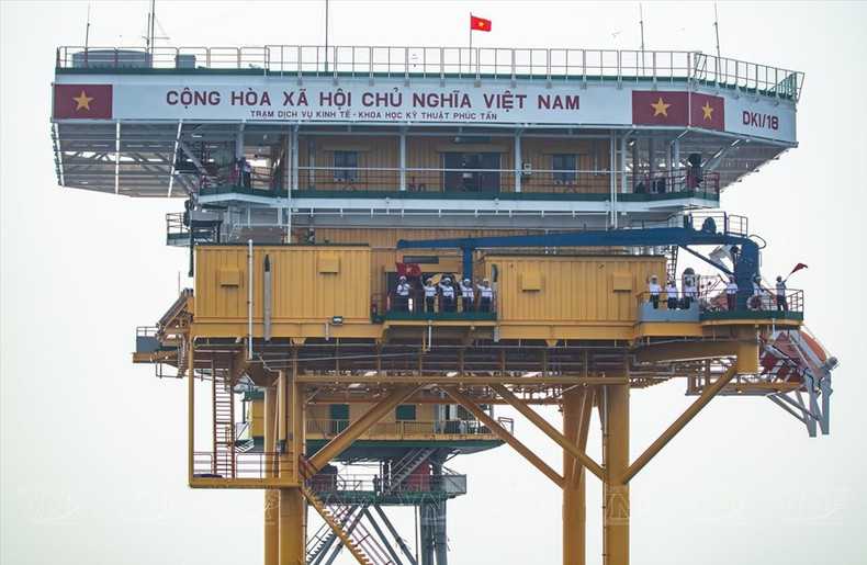 Los oficiales y soldados de la plataforma DK1/18 dan la bienvenida a un grupo de trabajo a la plataforma.