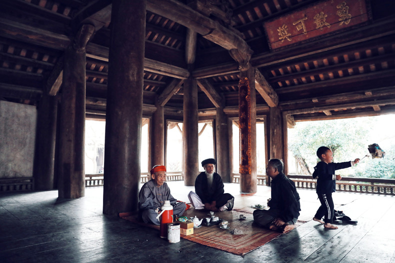 Los ancianos conversan sobre la celebración del Tet.