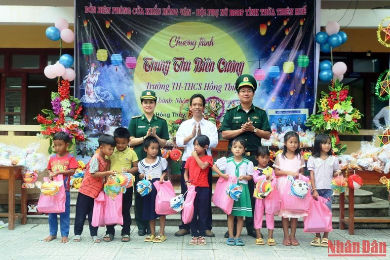 El programa entregó obsequios a estudiantes en circunstancias difíciles. El programa entregó obsequios a estudiantes en circunstancias difíciles.