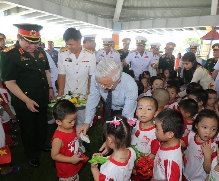 El secretario general Nguyen Phu Trong regala obsequios a los niños del jardín de infancia Truong Sa, provincia de Khanh Hoa, el 5 de mayo de 2016.