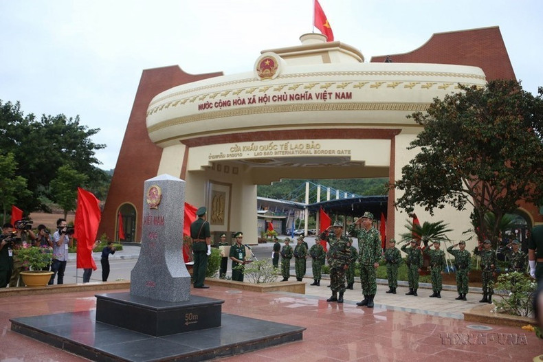 La ceremonia de saludo se lleva a cabo en el Punto Fronterizo Nacional 605 en la frontera entre Vietnam y Laos, donde las dos partes realizaron una patrulla conjunta, el 30 de julio de 2019.